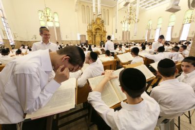 איך רבנים ולומדי תורה מקבלים כסף כשהרמב"ם אסר?