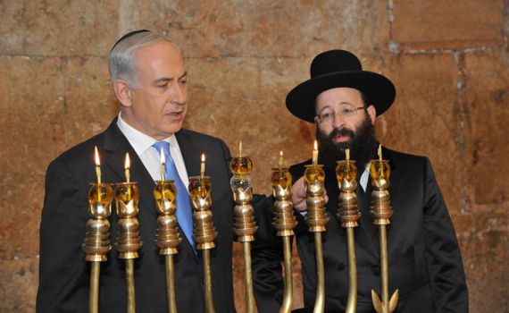 רוה"מ הדליק נר שמיני בכותל: נמשיך להיות כאן לנצח נצחים