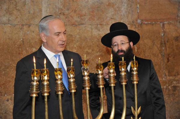 רוה"מ הדליק נר שמיני בכותל: נמשיך להיות כאן לנצח נצחים