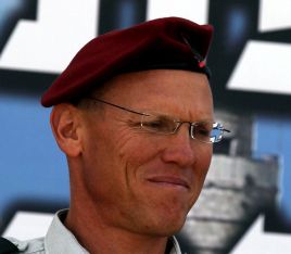 האלוף ניצן אלון חתם; באופן רשמי יש אוניברסיטה באריאל