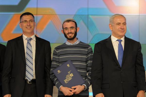 רפאל מיוחס מישראל הוא חתן התנ"ך הבינלאומי למבוגרים