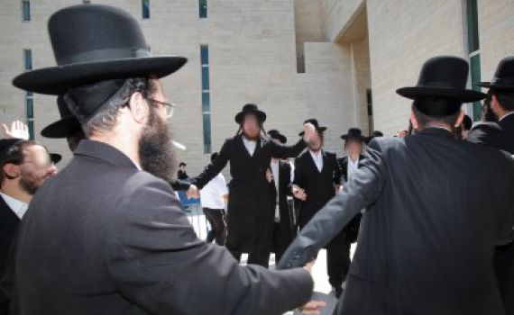 אוי ויי זמיר: חרדים רוקדים גנגאם סטייל ביידיש