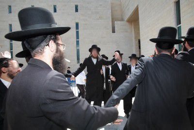 אוי ויי זמיר: חרדים רוקדים גנגאם סטייל ביידיש