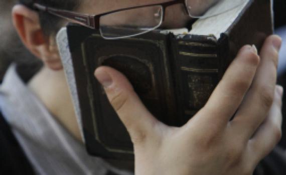 שו"ת: הרב, עדיף להתפלל בנוסח מאוחד או בנוסח הוריי?