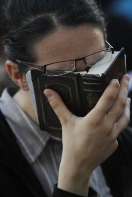 שו"ת: הרב, עדיף להתפלל בנוסח מאוחד או בנוסח הוריי?