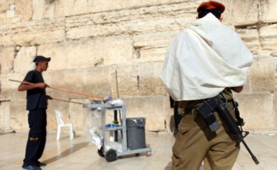 צ'קים בסך חצי מיליארד דולר נמצאו ברחבת הכותל