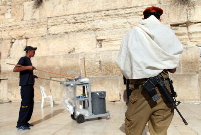 צ'קים בסך חצי מיליארד דולר נמצאו ברחבת הכותל