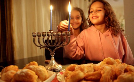 שו"ת SMS בנושא חנוכה: מה מותר? מה אסור? ומה נהוג?