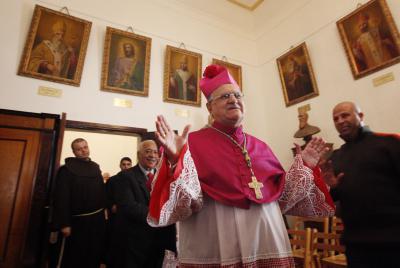 מה לתנועות עזרא ובני עקיבא ולכסף של כנסיות וכמרים?