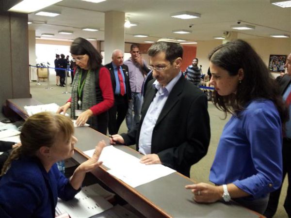 מפלגות הימין הגישו רשימות; העבודה והחרדים יחכו למחר