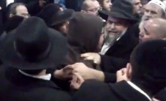 צפו: אנשי ש"ס מגרשים באלימות את הרב אמנון יצחק