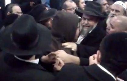 צפו: אנשי ש"ס מגרשים באלימות את הרב אמנון יצחק