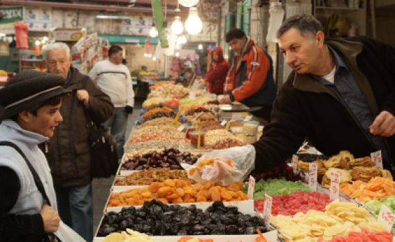 פסק הלכה: להעדיף פירות ט"ו בשבט של יהודים