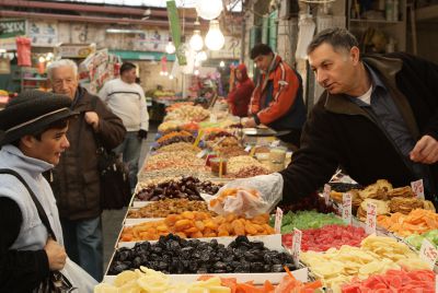 פסק הלכה: להעדיף פירות ט"ו בשבט של יהודים