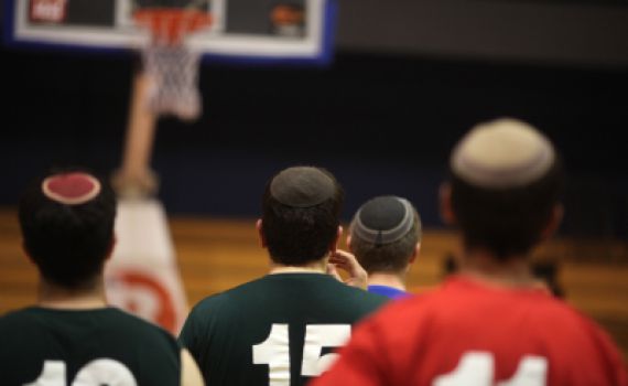 צפו בביצועים: שחקן הכדורסל הדתי הטוב ביותר בעולם