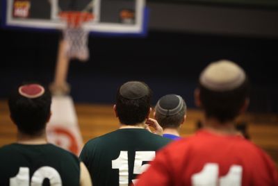 צפו בביצועים: שחקן הכדורסל הדתי הטוב ביותר בעולם