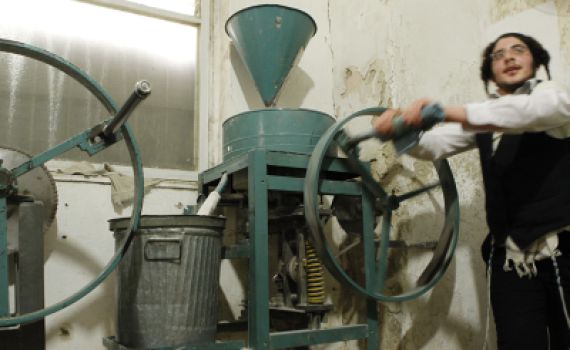 עוד מעט פסח: במאה שערים התחילו לטחון קמח למצות