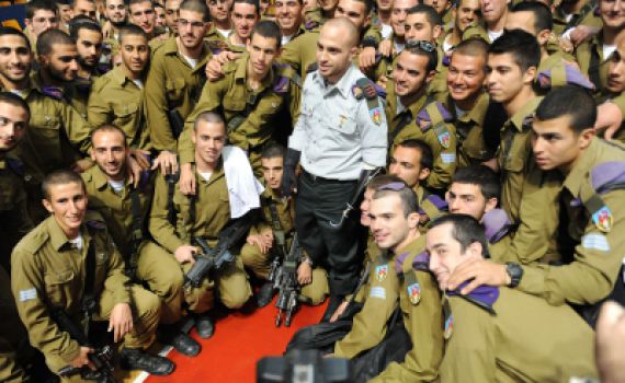 צפו: סרן זיו שילון מעניק סיכות לוחם לחיילי בגדוד צבר