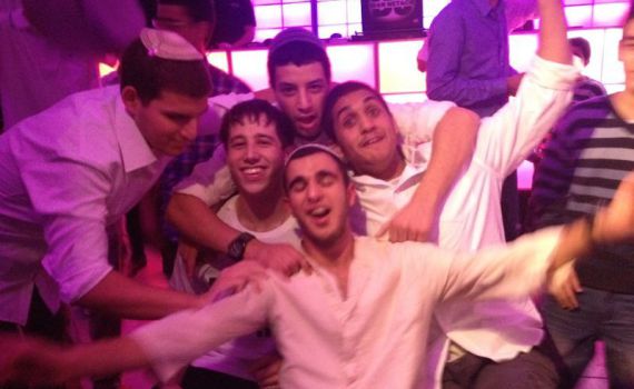 חתונת המאה של 'צוות משמחים'