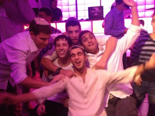 חתונת המאה של 'צוות משמחים'