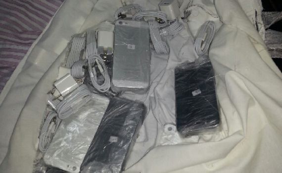 "בדיקה בציציות": ניסה להבריח 30 אייפונים בציצית