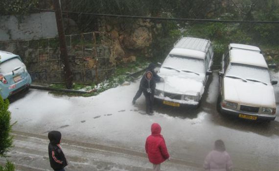 גלרית תמונות: שלג החל לרדת בהרי יהודה ושומרון
