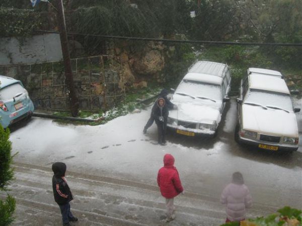 גלרית תמונות: שלג החל לרדת בהרי יהודה ושומרון