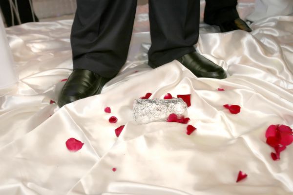 שו"ת סמס: באיזה גיל אפשר להסביר לילד ענייני חתונה?