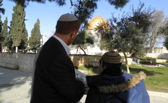 הורחק בגלל עלינו לשבח, שב אל הקודש בתפילת הלל