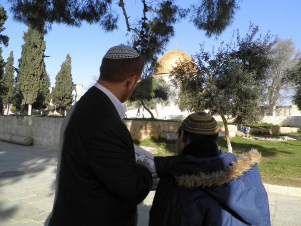 הורחק בגלל עלינו לשבח, שב אל הקודש בתפילת הלל