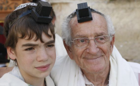 שו"ת סמס: עד כמה חייבים הנכדים בכבוד הסבא והסבתא?