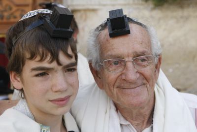 שו"ת סמס: עד כמה חייבים הנכדים בכבוד הסבא והסבתא?