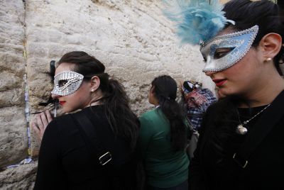 הלכות פורים בקיצור: מה חייבים בלילה ומה ביום?