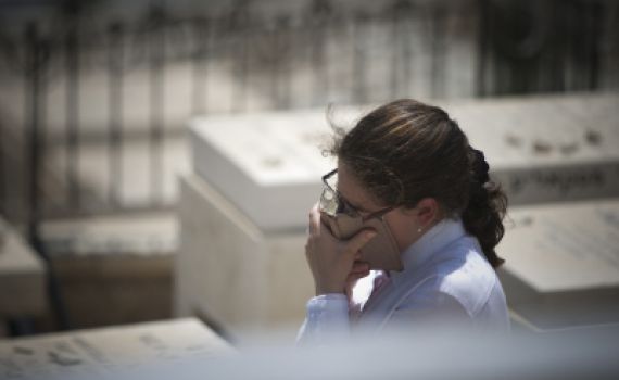 השר לשירותי דת: אין עניין להדיר את הנשים מבתי העלמין