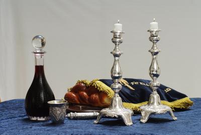 'בית הלל': מותר להזמין חילוני לשבת גם אם יבוא ברכב