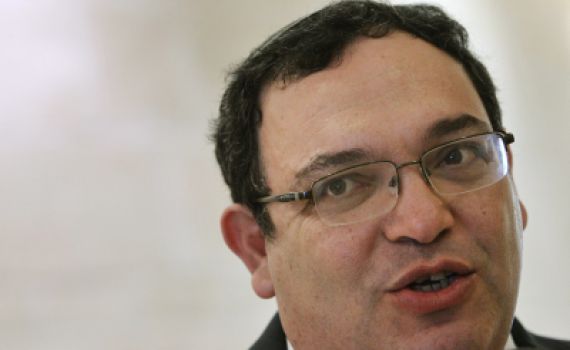 הרב פירון נגד לפיד: אין פוסקים שמתירים לבנות להתגייס