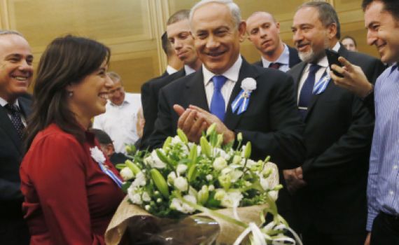 לפני ההשבעה: חוטובלי קיבלה זר פרחים ענק לאירוסיה