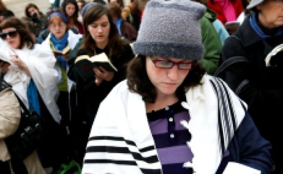 הרב מלמד מתיר לנשים לקרוא מגילה אך מוסיף אזהרה