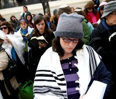 הרב מלמד מתיר לנשים לקרוא מגילה אך מוסיף אזהרה