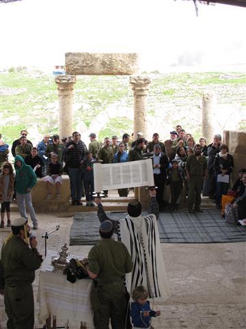 לזכרם: ספר תורה בגדוד שאיבד 13 לוחמים ב'חומת מגן'