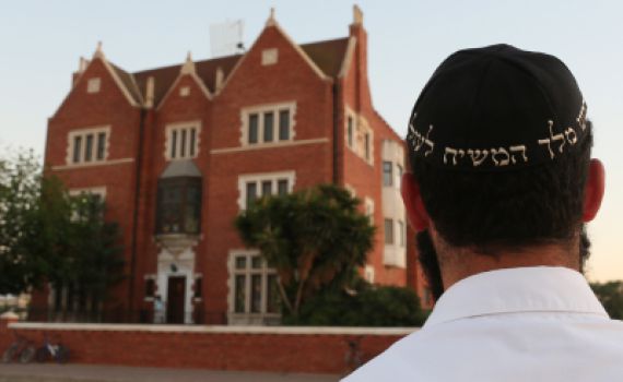 שו"ת סמס: האם מותר לתרום לבית חב"ד של משחיסטים?