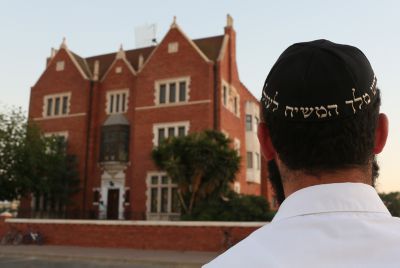 שו"ת סמס: האם מותר לתרום לבית חב"ד של משחיסטים?