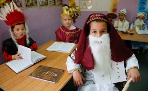 להיות מוכנים לחג: הלכות פורים לפי מנהגי כל העדות