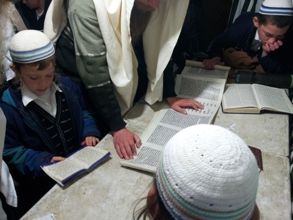 בחומש חגגו את פורים בריקודים לתוך הלילה