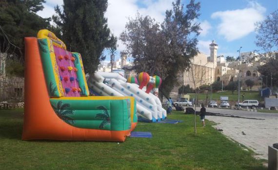 חברון לובשת חג: מתכוננים לאירוע המרכזי בחול המועד