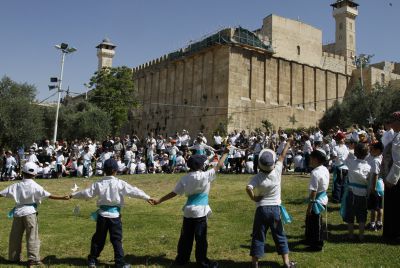 בחול המועד פסח: ישראל חוגגת בחברון