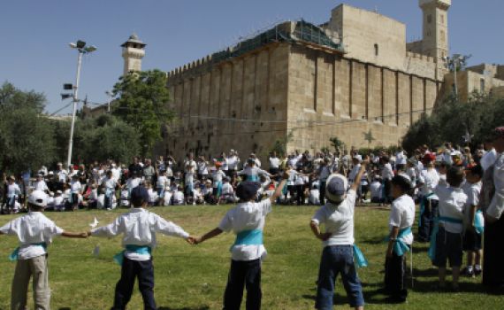בחול המועד פסח: ישראל חוגגת בחברון