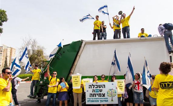 סטודנטים באוניברסיטת בר אילן הביאו משאית זבל לקמפוס