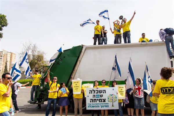 סטודנטים באוניברסיטת בר אילן הביאו משאית זבל לקמפוס