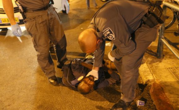 דרום ת"א: סודני פרץ לבית דקר אישה וניסה לתקוף ילדתה